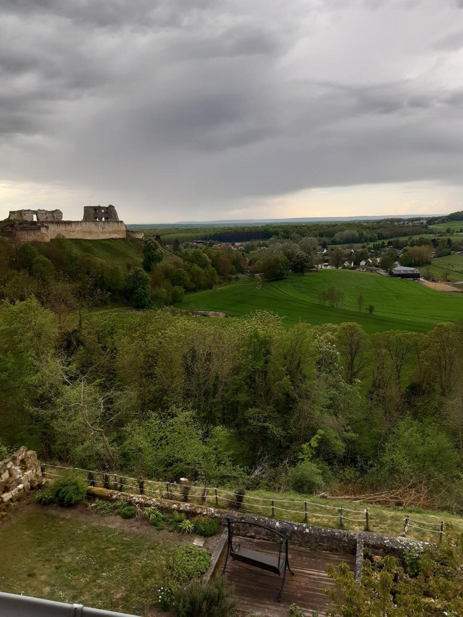 Location A Coucy Le Chateau Exteriör bild