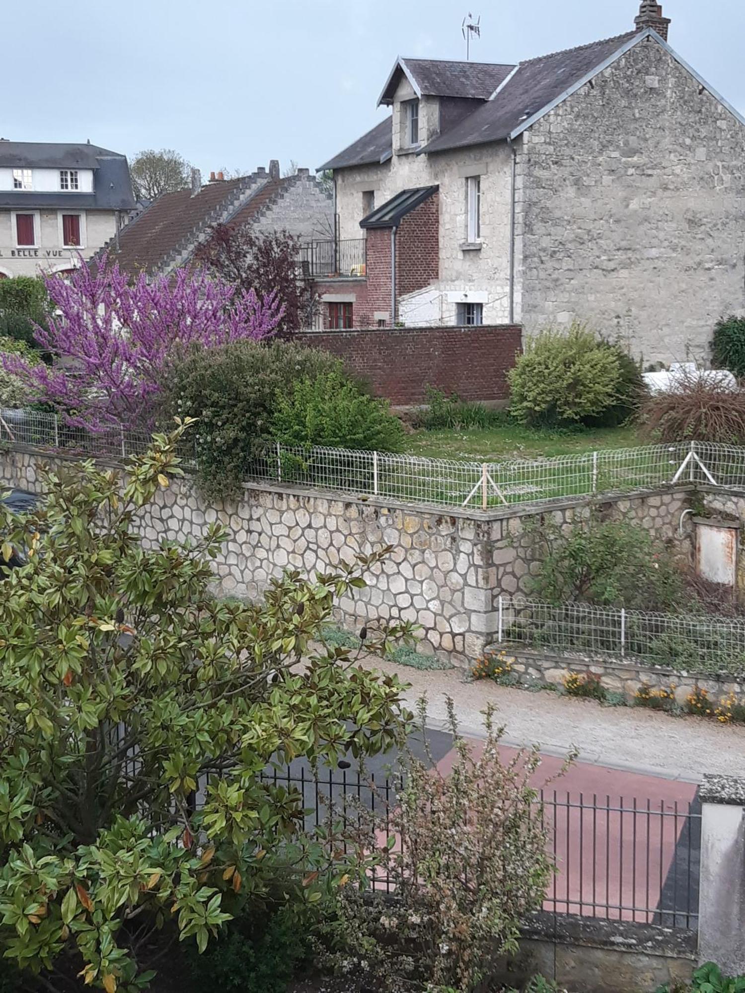 Location A Coucy Le Chateau Exteriör bild